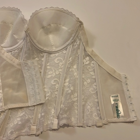 Carnival Lace Full Coverage White Lace Strapless Bustier
- Size 34C - Picture 4 of 5